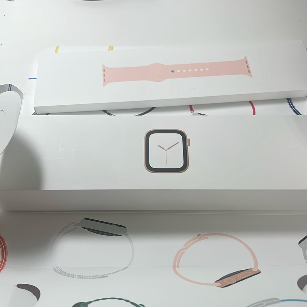 Original box I Watch 4 series 40 mm rose gold with 1 original boxed strap+4 more
